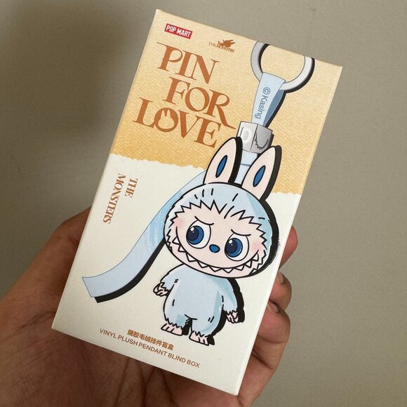 LABUBU - Pin for Love - "F" from POP MART - Picture 2 of 4